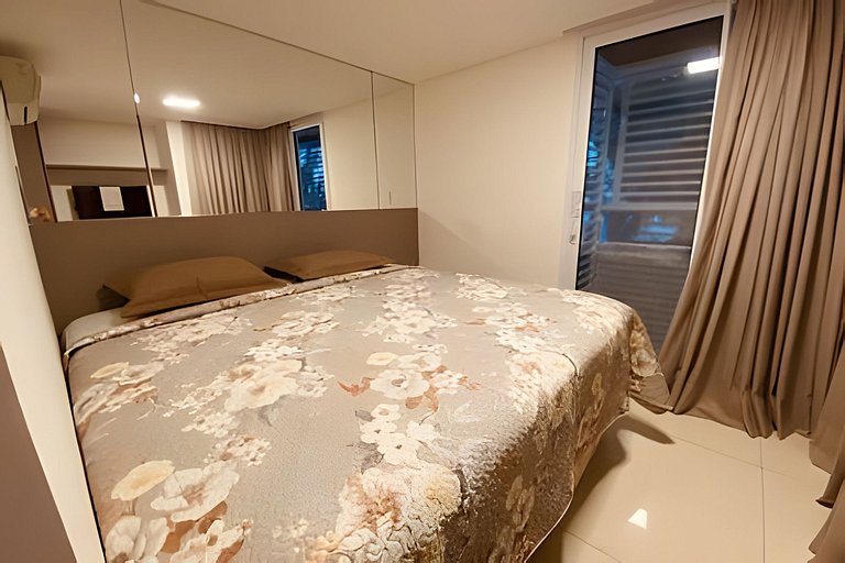 Apto com cama King no Solar Tambaú