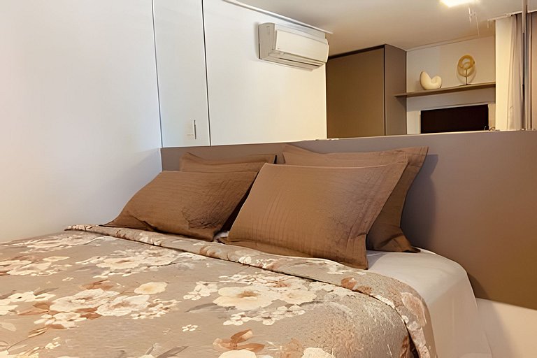 Apto com cama King no Solar Tambaú