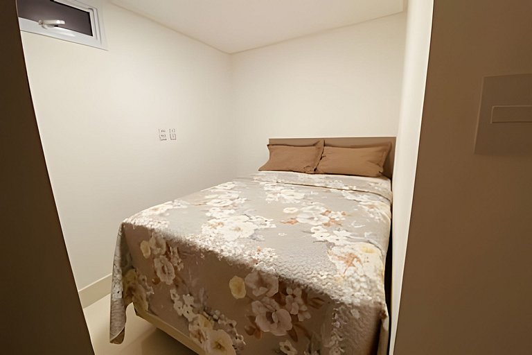 Apto com cama King no Solar Tambaú