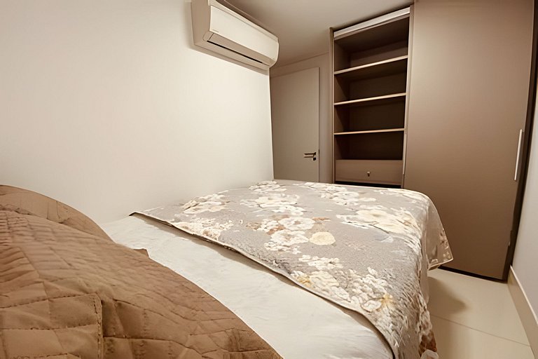 Apto com cama King no Solar Tambaú