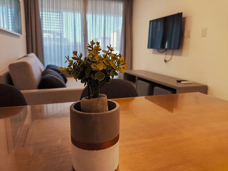 Apto 2 quartos de alto padrão com café incluso