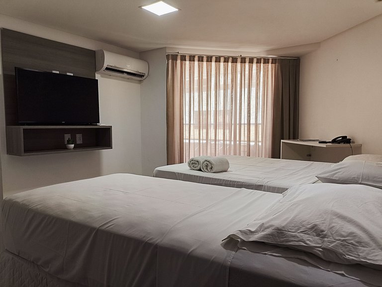 Apt amplo em luxuoso Hotel a 50 metros da praia