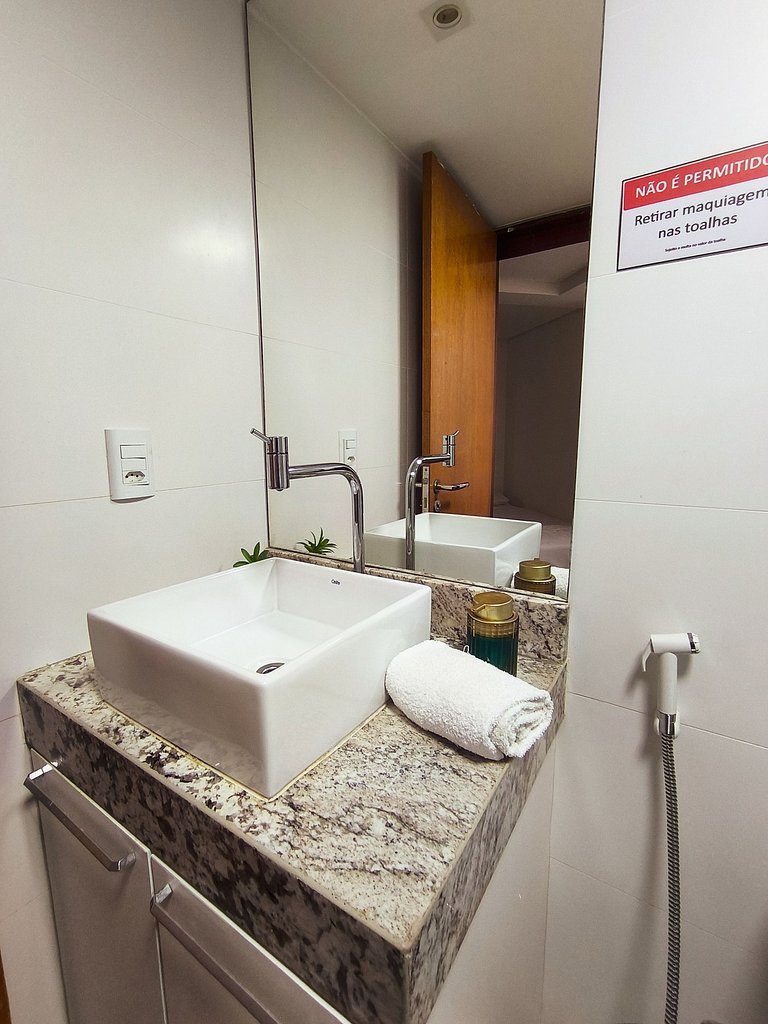 Apt amplo em luxuoso Hotel a 50 metros da praia
