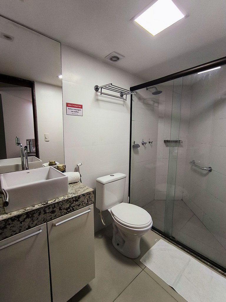 Apt amplo em luxuoso Hotel a 50 metros da praia