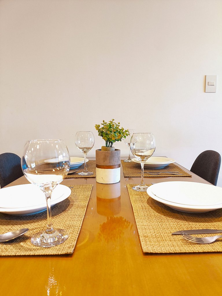 Apto 2 quartos de alto padrão com café incluso